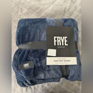 FRYE silky soft blanket full/queen blue